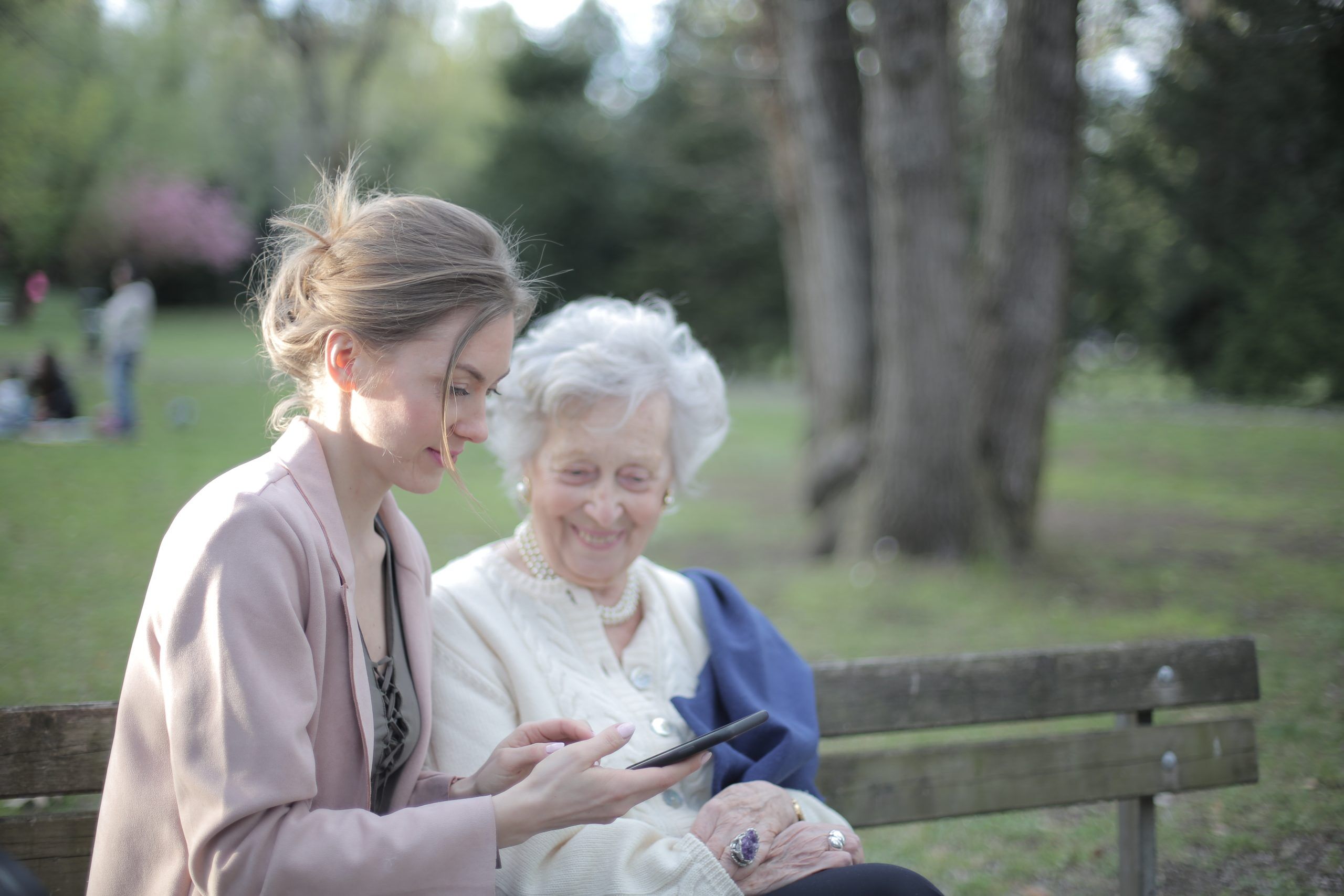 Cuáles son los dispositivos que facilitan la vida de los adultos mayores?